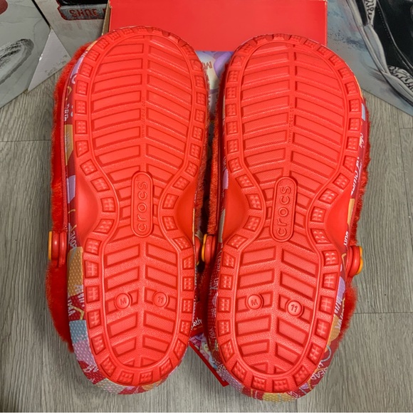 Crocs SWEETHEARTS Collab Mens Size 11 Hearts Valentines Shoes Clogs Red Fuzzy - Picture 7 of 11